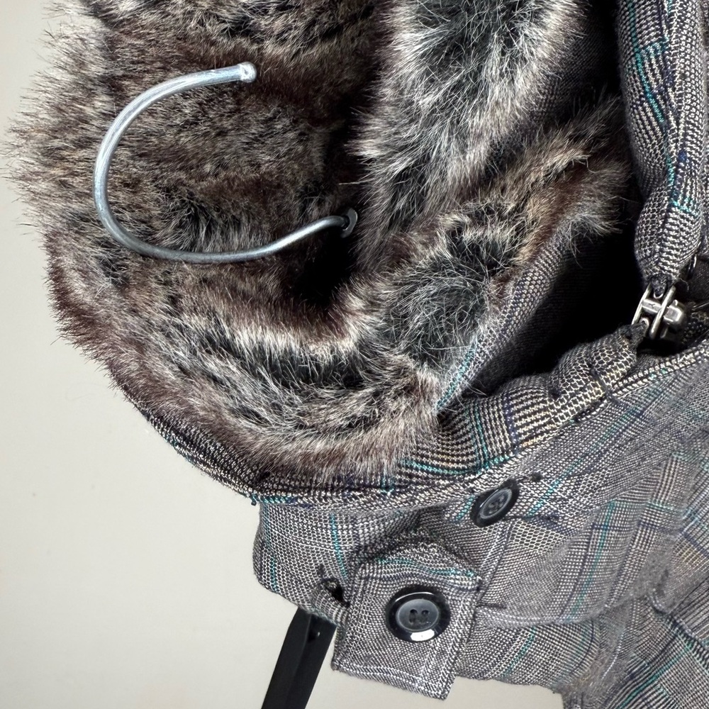 GUESS PLAID VEST - Picture 10 of 11